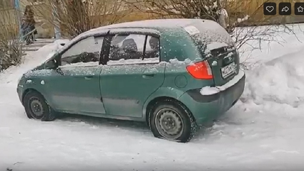 Неизвестный проткнул колёса пяти машинам в Новосибирске