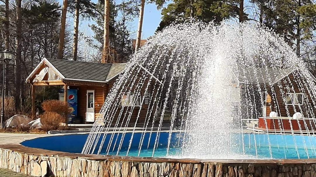 На главной аллее Новосибирского зоопарка заработал фонтан
