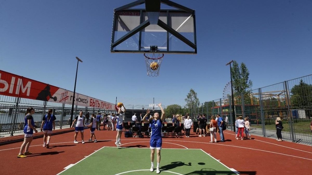 Баскетбольную площадку открыли на Михайловской набережной в Новосибирске