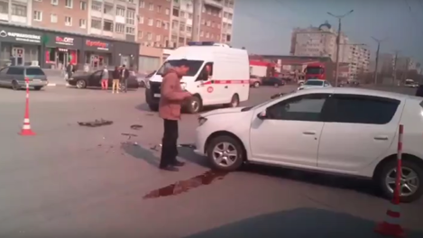 Водитель Renault сбил омича на мотоцикле, ему понадобилась медицинская помощь