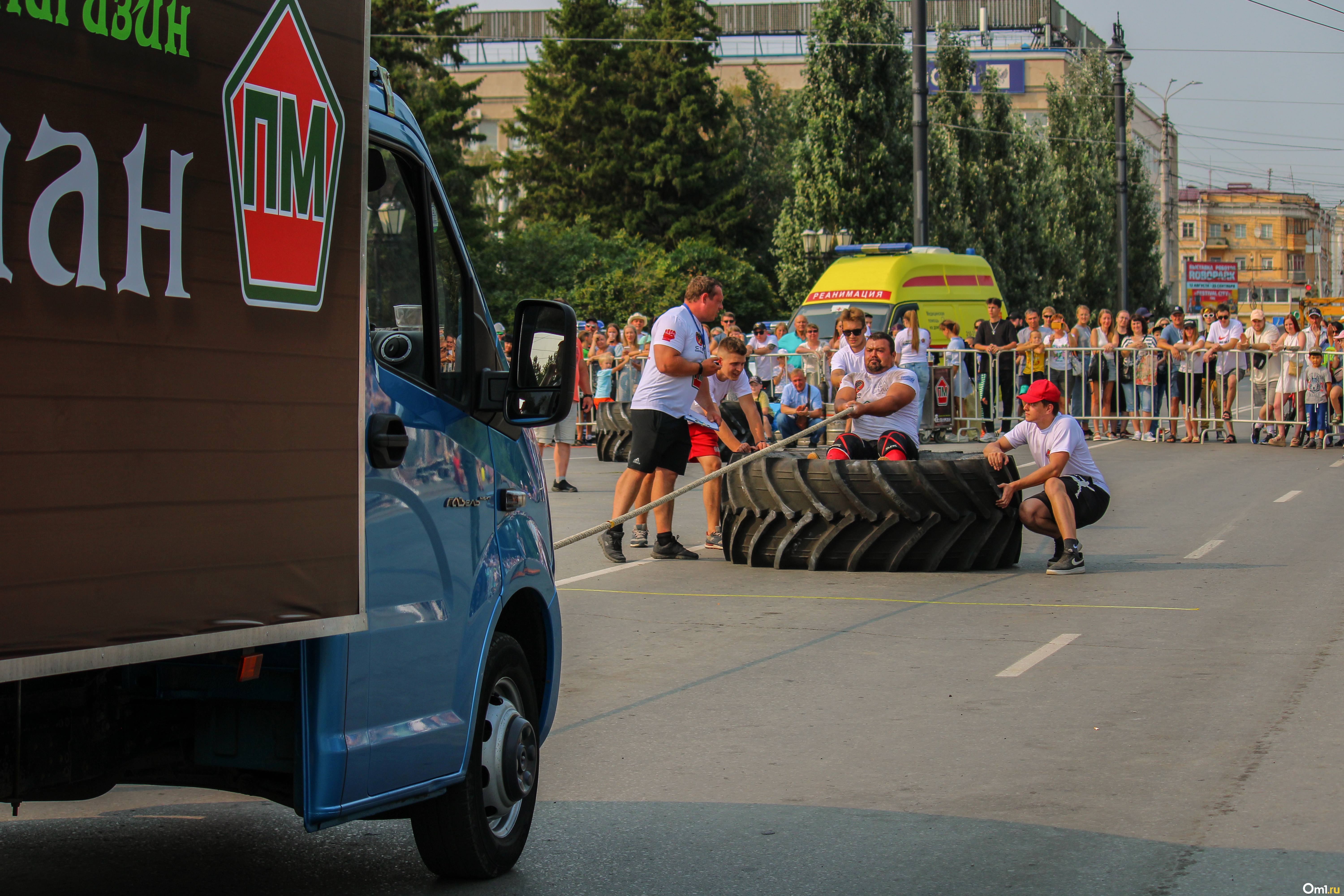 Сдвинул два грузовика голыми руками: в День города определили самого  сильного человека Омска. ФОТО | 07.08.2022 | Омск - БезФормата