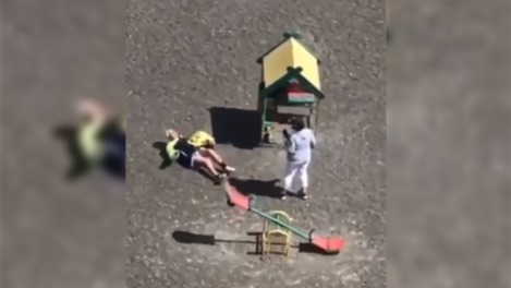 Женщина избила пенсионерку на детской площадке в Новосибирске