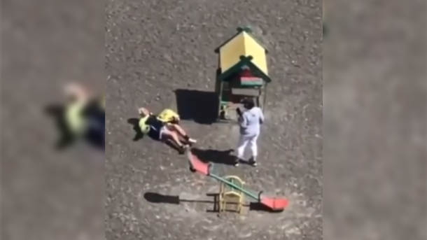 Женщина избила пенсионерку на детской площадке в Новосибирске