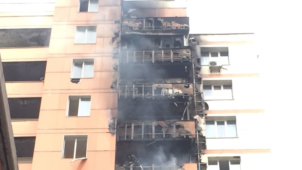 Четыре балкона охватило огнём в новосибирской высотке. ВИДЕО
