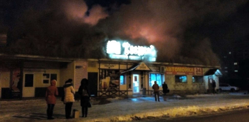 В Омске на Демьяна Бедного сгорели пивной магазин и автомойка