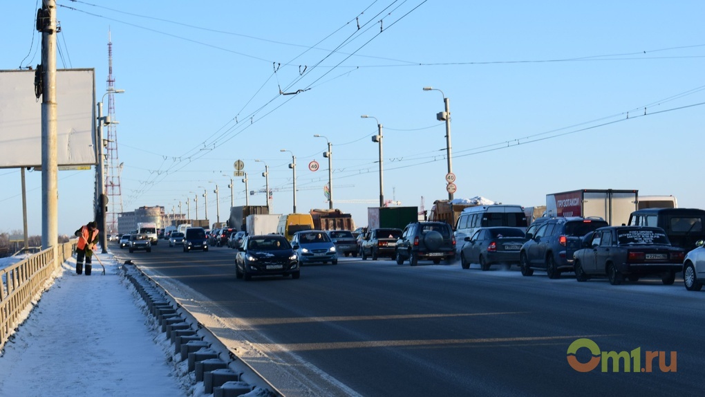 Пробки омск. Пробка в Омске на Ленинградском мосту. Ленинградский мост в Омске пробки. Пробки на Ленинградском мосту. Омск пробки на дорогах сейчас.