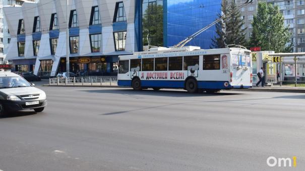 В Омске частично изменят схему движения автобусов и троллейбусов в эти выходные