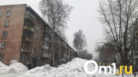 «Упала в лужу с ребёнком на руках»: омичи пожаловались на затопленный подъезд