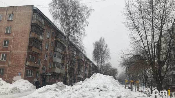 «Упала в лужу с ребёнком на руках»: омичи пожаловались на затопленный подъезд