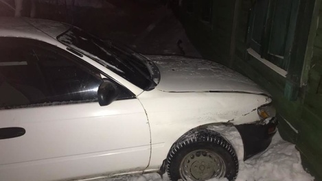 Омичка на иномарке не справилась с управлением и врезалась в жилой дом
