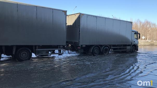 Большегрузам разрешат движение по трассе Тюмень – Омск по часам. Расписание