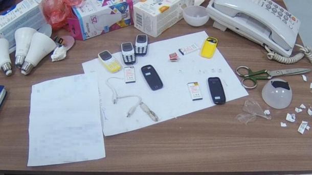 В новосибирский СИЗО пытались передать телефоны, спрятанные в лампочках