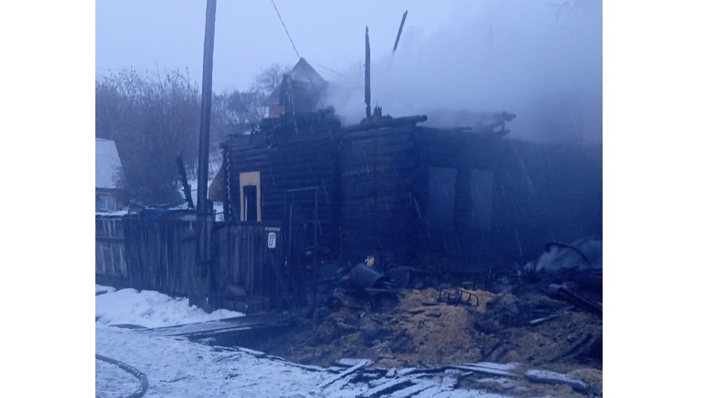 Некуда возвращаться: в Омской области сгорел дом многодетной семьи участника СВО