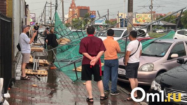 Унесённые ветром кирпичи, балконы и крыши: последствия бури в Омске