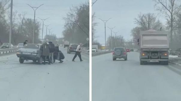 В Новосибирске подростки на ВАЗе врезались в КамАЗ. ВИДЕО