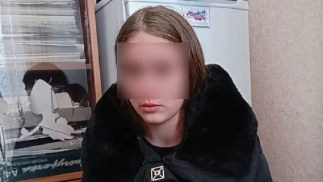 Бил кипятильником за посуду. Школьница, обвиняемая в тройном убийстве под Омском, пожаловалась на отчима