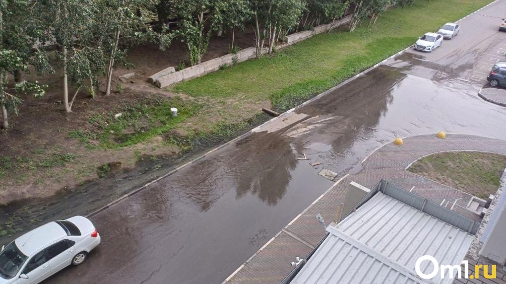 Течёт ручей: канализация затопила двор дома в Нефтяниках