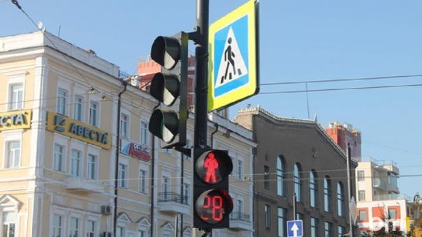 Омичка сбила ребёнка, переходившего дорогу на красный свет