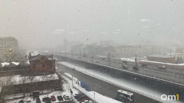 МЧС предупреждает: Омск ночью накроют сильный ветер, дождь и снег