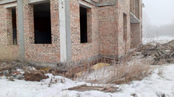 Появились фото колодца, в который упала маленькая омичка