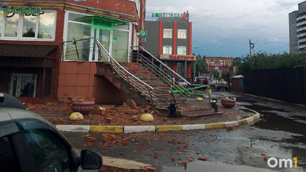 В Омске на улице Герцена ураган обвалил балкон, который придавил женщину