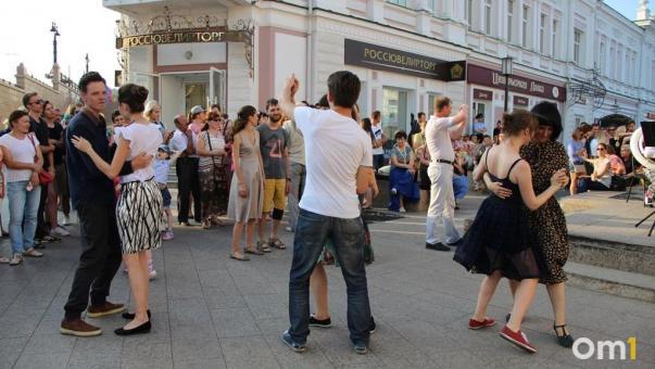 Омичей приглашают на танцевальную прогулку в центре города