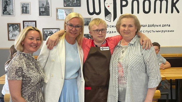 Первую инклюзивную кофейню с бариста с синдромом Дауна открыли в Новосибирске. ФОТО