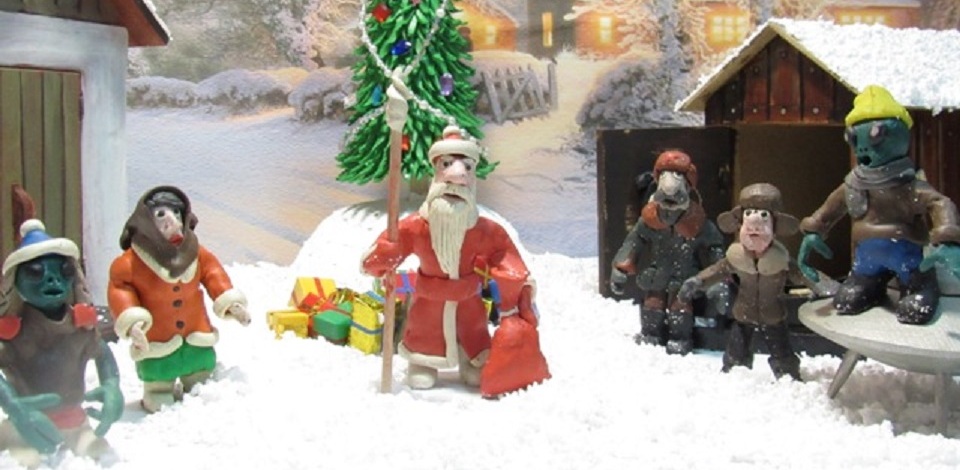 В Омске заключённые сняли пластилиновый мультфильм про инопланетян, убирающих снег, и Деда Мороза – лесника