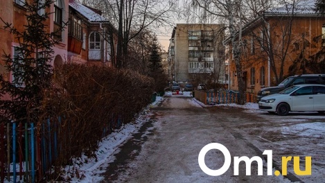 В Омске в подъезде нашли тело мужчины с ножевой раной в спине