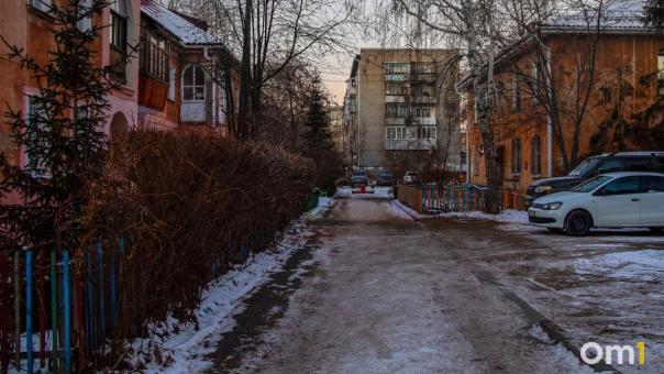 В Омске в подъезде нашли тело мужчины с ножевой раной в спине