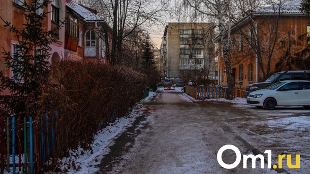 В Омске в подъезде нашли тело мужчины с ножевой раной в спине
