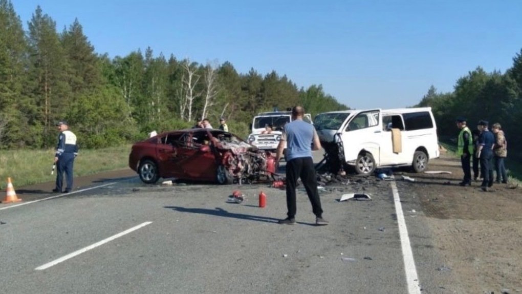 Шестеро погибших: водитель иномарки скончался в больнице после аварии на трассе Омск-Черлак