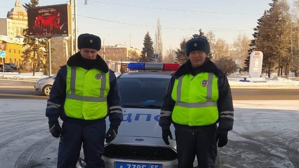 Инспекторы ДПС помогли спасти ребёнка на дороге в Омске