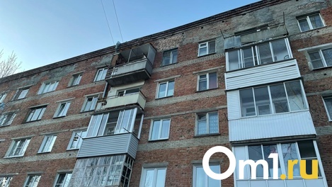 После жалоб жильцов в Омске подлатали дом, из которого сыпались кирпичи