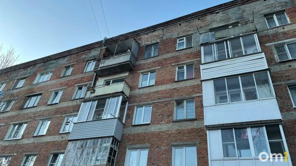После жалоб жильцов в Омске подлатали дом, из которого сыпались кирпичи