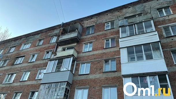 После жалоб жильцов в Омске подлатали дом, из которого сыпались кирпичи