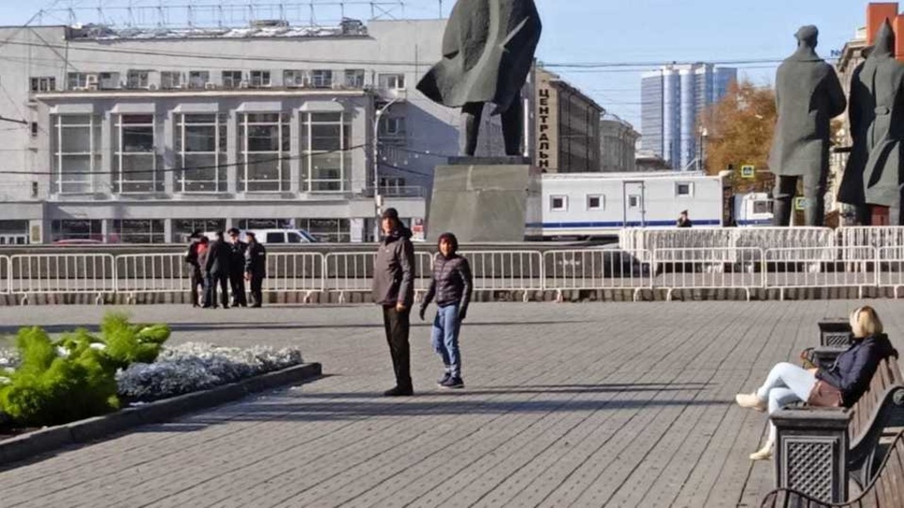 Ограждения и полицейские машины заметили у площади Ленина в Новосибирске