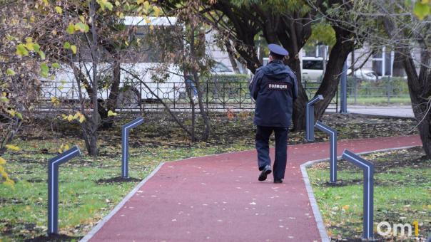 В Омске вандалы сломали спортивную площадку в центре города