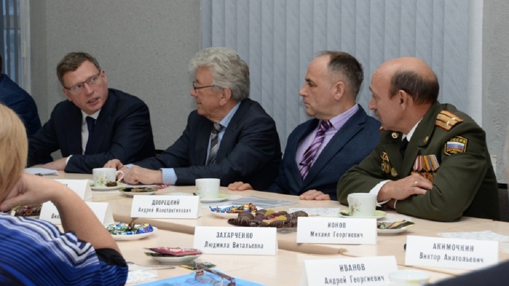Бурков обсудил с ветеранами кандидатов в мэры Омска