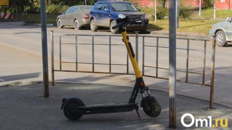 Омским курьерам могут запретить ездить на самокатах около домов и детских площадок