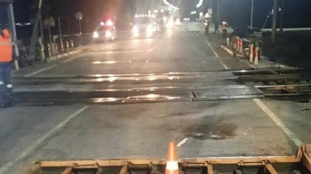 Под омском пьяный водитель пытался проехать закрытый переезд