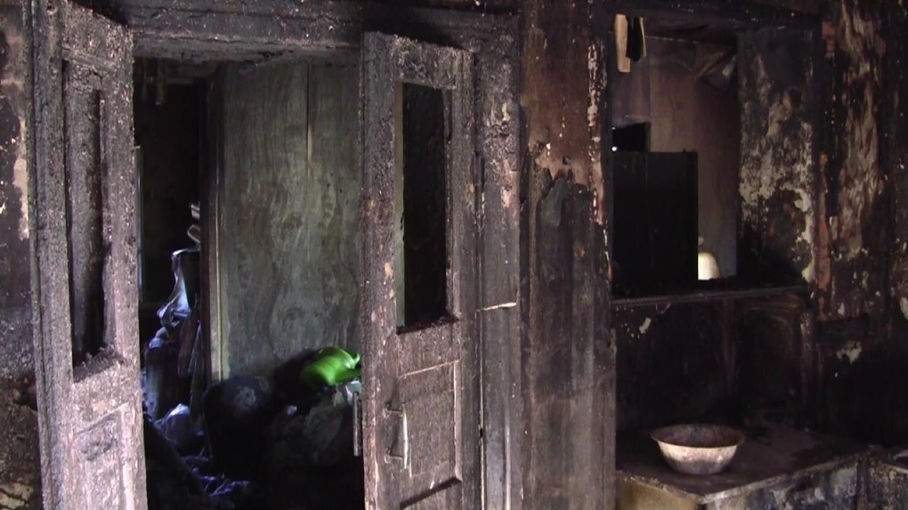 В Омске полицейские вытащили семью из горящего дома