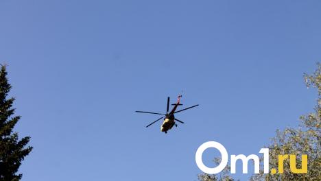 В Омске школьники на велосипедах сожгли военный вертолёт