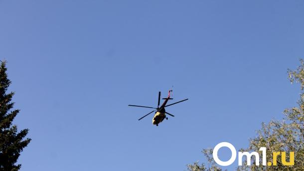 В Омске школьники на велосипедах сожгли военный вертолёт