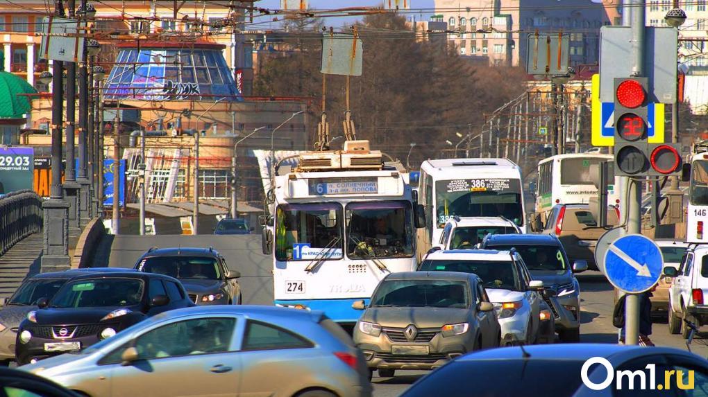 В Омске камеры начали выявлять водителей с телефонами за рулём