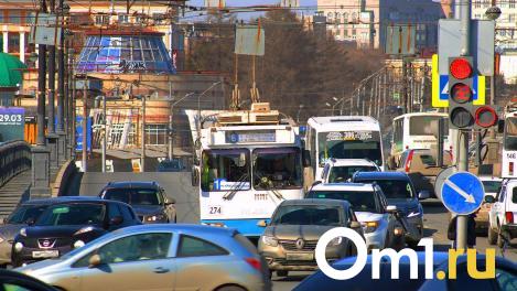 В Омске камеры начали выявлять водителей с телефонами за рулём
