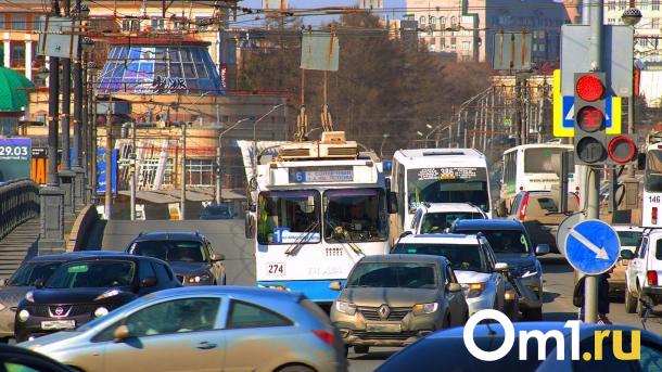 В Омске камеры начали выявлять водителей с телефонами за рулём