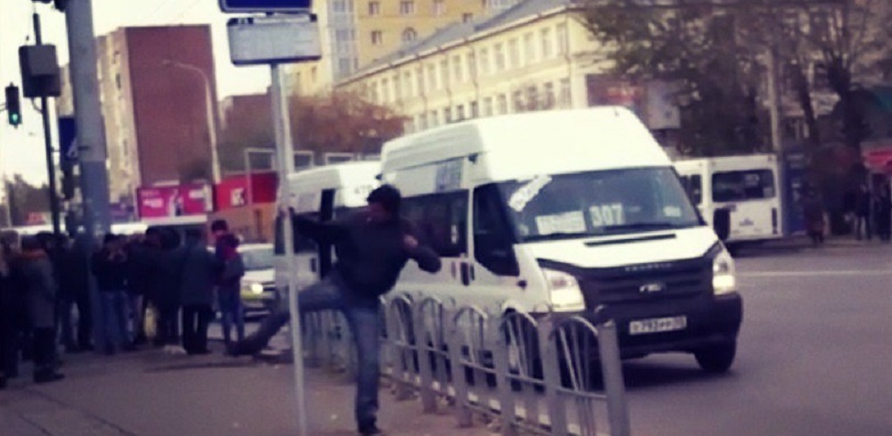 Омский «Рокки Бальбоа» избил на улице дорожный знак