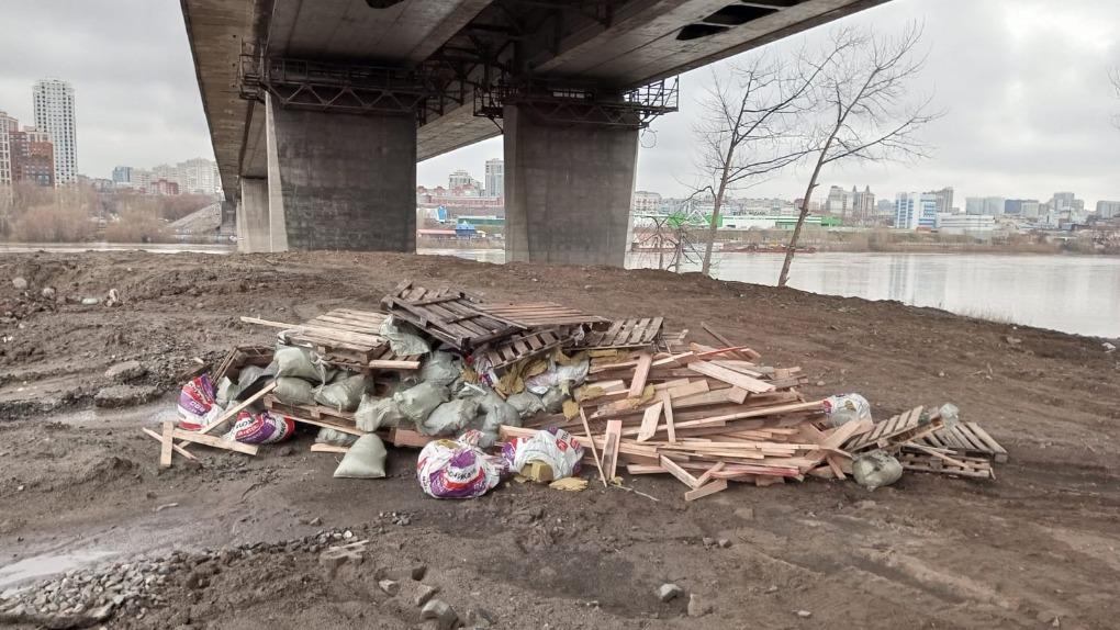 В Новосибирске ищут неизвестных, оставивших кучу мусора под Димитровским мостом