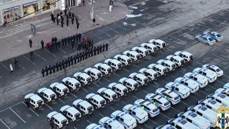 Новосибирским полицейским вручили ключи от новых служебных автомобилей